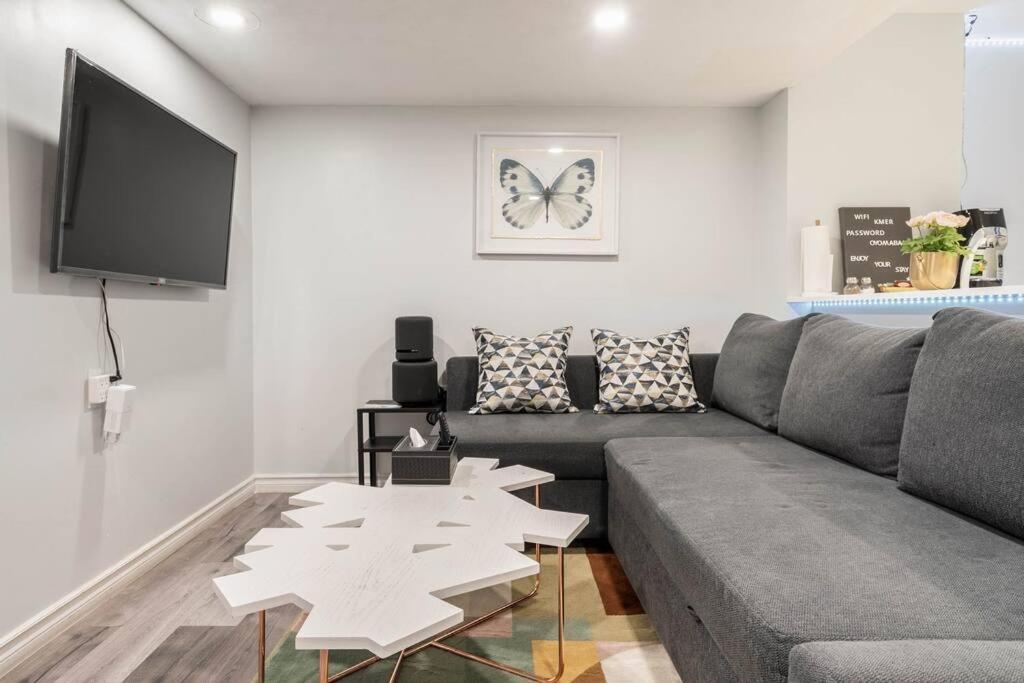 Cozy Nest Basement Unit Apartment Hamilton Bagian luar foto