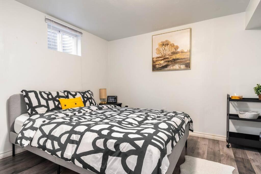 Cozy Nest Basement Unit Apartment Hamilton Bagian luar foto