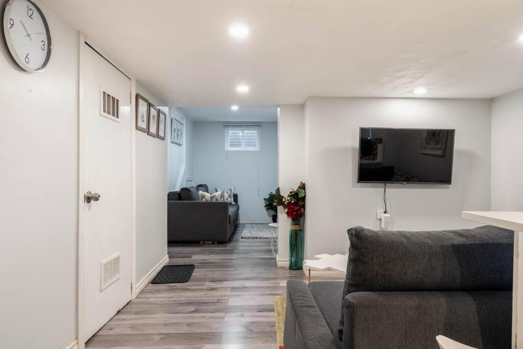 Cozy Nest Basement Unit Apartment Hamilton Bagian luar foto
