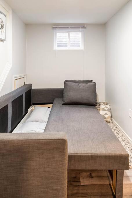 Cozy Nest Basement Unit Apartment Hamilton Bagian luar foto