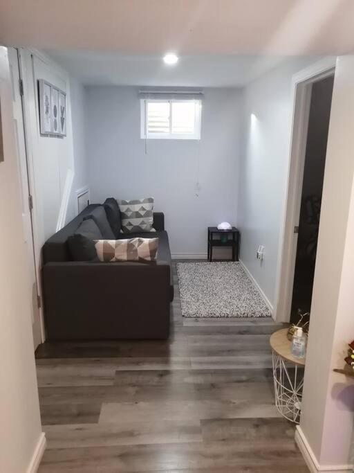 Cozy Nest Basement Unit Apartment Hamilton Bagian luar foto