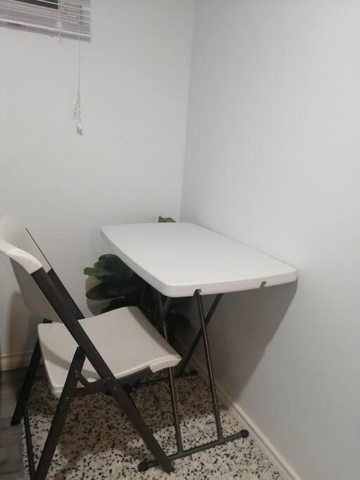 Cozy Nest Basement Unit Apartment Hamilton Bagian luar foto