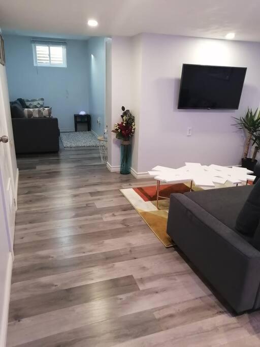 Cozy Nest Basement Unit Apartment Hamilton Bagian luar foto
